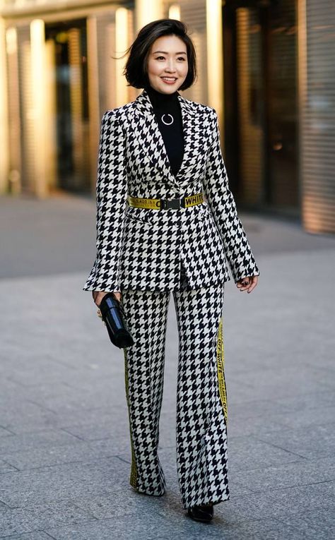 Fall Office Suit With Houndstooth Pattern, Trendy Houndstooth Pattern Blazer, Plaid Suits Women Street Style, Fall High-waisted Houndstooth Pants, Houndstooth Runway, Houndstooth Outfit, Houndstooth Suit, Italian Fashion Street, 2019 Style