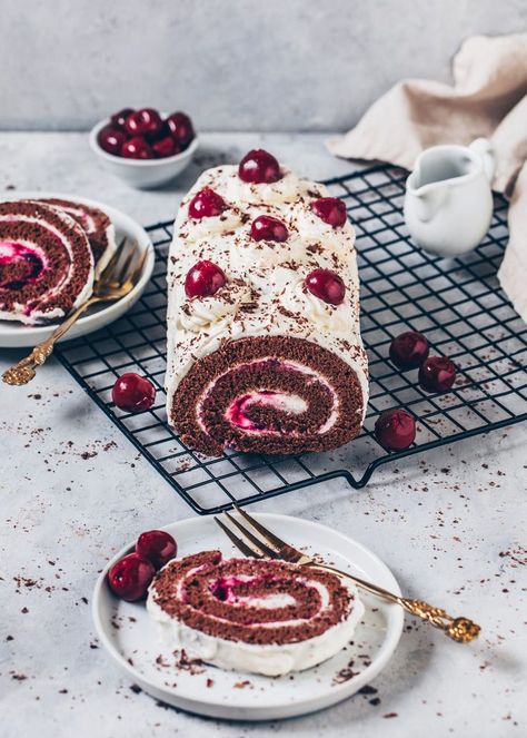 Black Forest Cake Roll (Vegan Swiss Roll) Vegan Swiss Roll, Yule Log Cake Recipe, Roll Cake Recipe, Yule Log Recipe, Chocolate Roll Cake, Cheesecake Vegan, Yule Log Cake, Swiss Roll Cake, Swiss Rolls