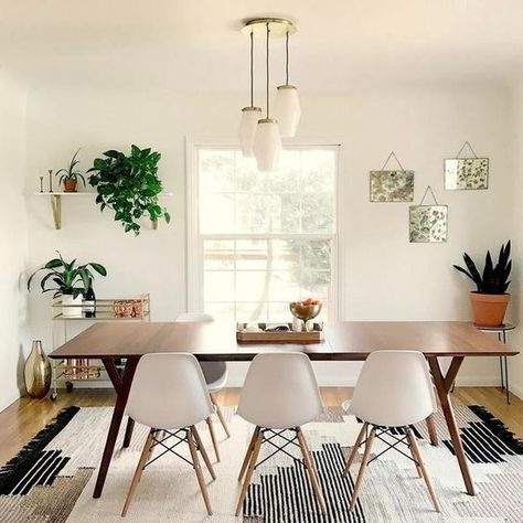 home staging Mid Century Dining Room, Mid Century Modern Dining Room, White Chairs, White Dining Room, Expandable Dining Table, Mid Century Modern Dining, Mid Century Dining, Dining Room Inspiration, Dining Room Rug