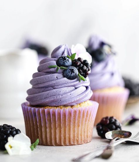 Cupcakes With Purple Frosting, Passionfruit Cupcakes, Stunning Cupcakes, Cupcakes Photography, Cupcakes Purple, Purple Frosting, Desserts Photography, Purple Desserts, Purple Photography