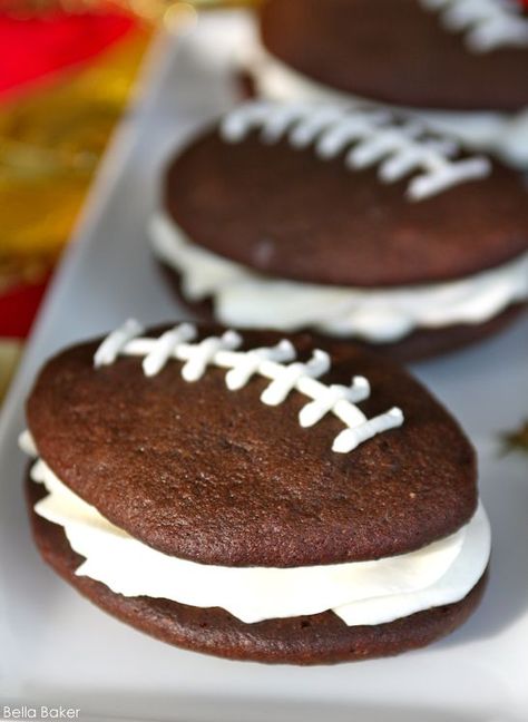 Football Whoopie Pie Recipe by Bella Baker  |  TheCakeBlog.com Football Whoopie Pies, Superbowl Party Desserts, Football Themed Desserts, Super Bowl Treats, Football Desserts, Football Foods, Sandwich Vegetarian, Football Treats, Superbowl Desserts