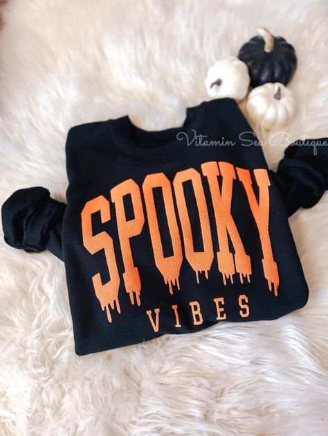 Spooky Vibes Sweatshirt or Tee SHE’S BACKKKKKKK 🖤🖤🖤 This was our TOP SELLER of all 2022 so we decided to bring it back AND add a black on black version!!! Orange Puff on Black Sweatshirt/Tee Black Puff on Orange Sweatshirt/Tee Black Puff on Black Sweatshirt/Tee •puff print on sweatshirt or tee •sizes S-3X •unisex sizing •TAT 10-15 biz days •pairs perfectly with our spooky vibes hat Toxica Shirt Ideas, Diy Sweatshirt Cricut, Halloween Sweatshirt Diy, Fall Sweaters Vinyl, Spooky Sweatshirt Ideas, Fall Sweatshirts Cricut, Halloween Sweatshirts Cricut, Halloween Sweater Diy, Spooky Hoodies