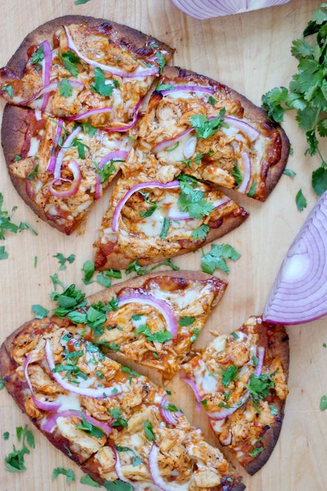 Chicken Naan Pizza, Pizza Naan, Naan Pizza Recipes, Easy Bbq Chicken, Recipes With Naan Bread, California Pizza Kitchen, Naan Pizza, California Pizza, Pizza Kitchen