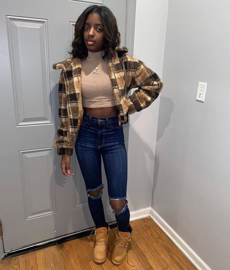 Halloween Costumes With Timberlands, Girls Timberland Boots Outfits, Timberland Outfits Women Winter, Outfit With Black Timberlands For Women, Cute Winter Fits Black Women, Outfits For Timberland Boots For Women, Timberland Outfits Black Women, Timbs Outfits Women Fall, Fall Outfits With Timberland Boots