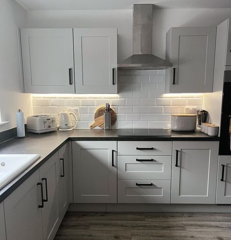 Love our kitchen choices 🤍 . . . #newbuid #kitchendesign #kitchendecor #symphonykitchen #shakerkitchen | Instagram Kitchen Presses Colours, Kitchen Ideas Simple Budget, Light Grey Kitchen Black Worktop, Kitchen Worktop Decor, Dark Worktop Kitchen Ideas, Kitchen Colour Schemes Black Worktop, Grey On Grey Kitchen, Kitchen Ideas Grey Countertops, New Build Kitchen Ideas Design