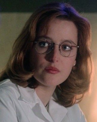 Dana Scully Glasses, Scully Haircut, Dana Scully Icons, Dana Scully Hair, Scully Hair, Gillian Anderson Young, Agent Scully, Scully Mulder, David And Gillian