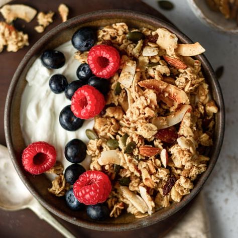 Homemade Crunchy Granola Homemade Crunchy Granola, Family Friendly Breakfast, Lemon Poppyseed Pancakes, Yoghurt Bowl, Lunch Healthy, Granola Breakfast, Gluten Free Granola, Cook Dinner, Crunchy Granola