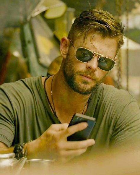 Mens Haircuts Medium, Hemsworth Brothers, Chris Hemsworth Thor, Portrait Photography Men, Marvel Thor, Photography Poses For Men, Hollywood Actor, Chris Hemsworth, Poses For Men