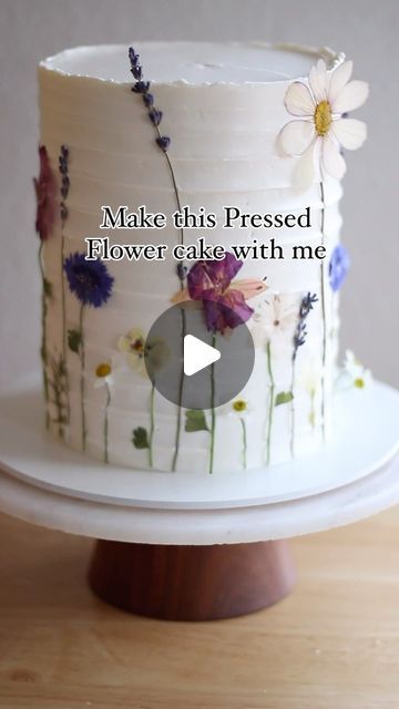 Pressed Flowers On Cake, Wildflower Cake Decoration, Piped Flowers Cake, Cake Decorated With Fresh Flowers, Cake Decorating Fresh Flowers, Using Real Flowers On Cake, Cake Decor With Flowers, How To Decorate Cake With Fresh Flowers, Pressed Wildflower Cake