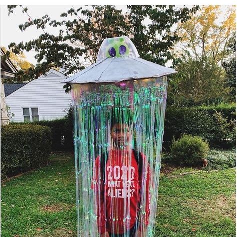 UFO halloween costume for tweens that looks like child is being beamed up by an alien spacecraft Diy Ufo Costume, Alien Costume Ideas, Ufo Costume, Diy Alien Costume, Diy Ninja Turtle Costume, Space Alien Costume, Diy Alien, Alien Headband, Alien Halloween Costume