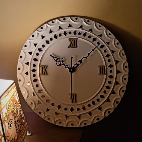 Mud Work Wall Clock, Lippan Art Mirror Watch, Lippan Art Mirror Wall Clock, Lippan Clock Art, Lippan Art Watch, Handmade Clocks Diy Arts & Crafts, Handmade Wall Clock Diy, Lippan Art Mirror Wall Decor, Lippan Art Clock Design