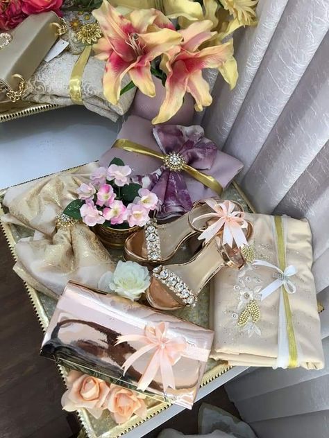 Wedding Packing, Wedding Gift Hampers, Indian Wedding Gifts, Wedding Gift Pack, Creative Wedding Gifts, Bridal Gift Wrapping Ideas, Wedding Gifts Packaging, Henna Party, Wedding Gift Baskets