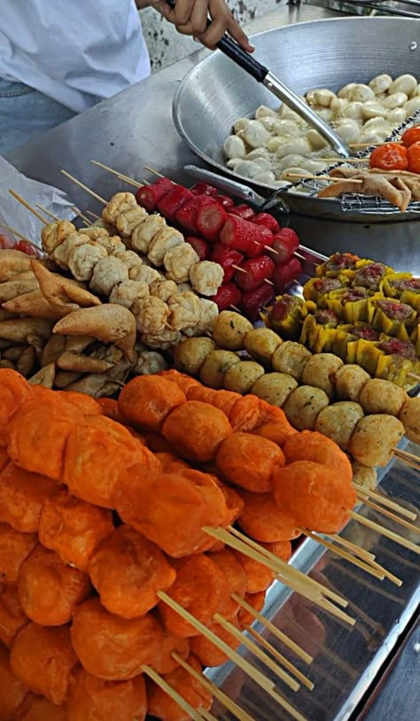 Streetfood In The Philippines, Phillipines Foods, Pinoy Street Foods Philippines, Street Foods Philippines Aesthetic, Filipino Street Food Photography, Filipino Snacks Aesthetic, Lugaw Food, Philippine Snacks, Street Foods Philippines