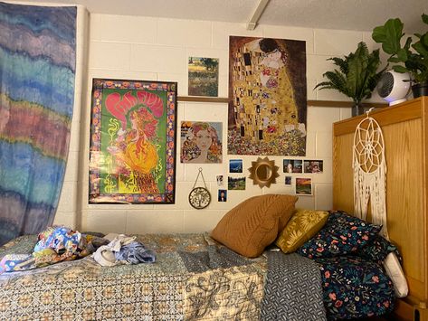 Dorm Room Designs Green, Dorm Room Designs Blue, Blue College Dorm Room Ideas, Blue College Dorm, Room Vintage Aesthetic, Dark Dorm Room Aesthetic, Dorm Room Vintage, Aesthetic Dorm Room Ideas, Blue Dorm Room