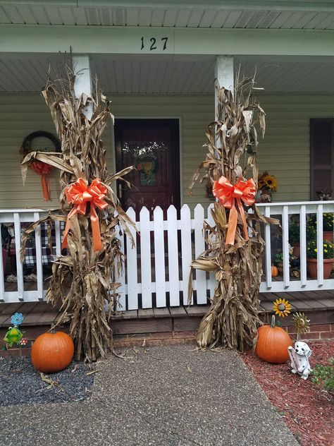 Cornstalks and pumpkins on our front porch 2016 Sliding Gate Design, Outside Fall Decorations, Fall Festival Decorations, Fall Yard Decor, Doors Ideas, Fall Front Porch Decor, Sliding Gate, Autumn Decorating, Golden Gate Park