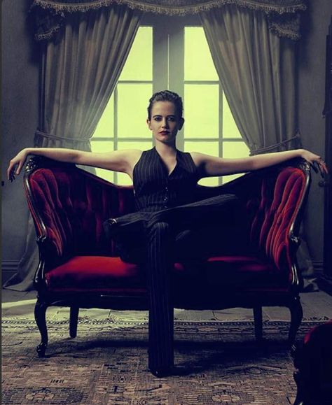 Vanessa Ives, Women Poses, Arizona Robbins, Powerful Woman, Green Pictures, Human Drawing, Women's Suits, Video Shoot, Penny Dreadful