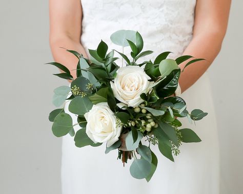 Simple Bridesmaid Bouquets, Floral Bouquets Wedding, Simple Wedding Bouquets, Bridesmaid Bouquet White, White Bridesmaid, Green Bouquet, Bridesmaid Bouquets, White Wedding Bouquets, Green Bridesmaid