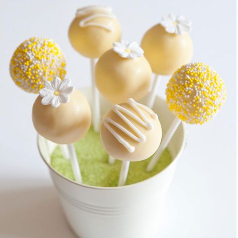 Daisy Cake Pops, Pink And Yellow Cake, Yellow Cake Pops, Pink Cake Pops, Desserts Drawing, Daisy Cake, Daisy Cakes, Birthday Party Desserts, Baby Shower Cake Pops