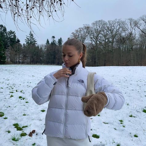 White North Face Jacket Outfit, White Puffer Outfit, White Puffer Jacket Outfit, North Face Puffer Jacket Outfit, Red North Face Jacket, North Face Jacket Outfit, Winter Christmas Aesthetic, Anna Astrup, White Jacket Outfit