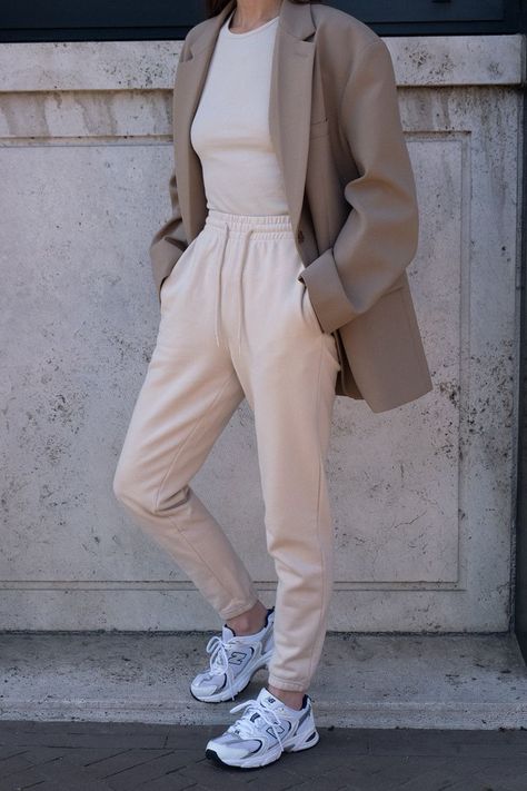 4d6e4749289c4ec58c0063a90deb3964desc50889063ri Nude Outfits, Chunky Turtleneck Sweater, Neutral Outfits, Sweatpants Outfit, Beige Outfit, Cotton Sweatpants, New Classic, Winter Fashion Outfits, Comfy Outfits