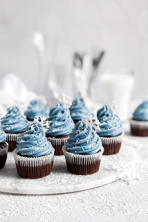 Snowy Super Moist Chocolate Cupcakes With Blue Buttercream Frosting Blue Buttercream Frosting, Super Moist Chocolate Cupcakes, Moist Chocolate Cupcakes, Winter Cupcakes, Kitchen Witch Recipes, Moist Cupcakes, Chocolate Cupcakes Moist, Blue Frosting, Blue Icing