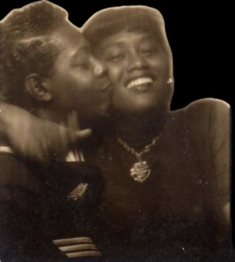 Lesbian Photography, Vintage Lesbian, African American Couples, Vintage Photo Booths, Photobooth Pictures, Vintage Couples, African American History, White Photo, Two People