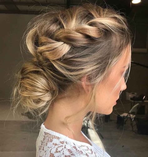 De bruidskapsels in 2018 zijn prachtig met vlechten, knot, ingerold, of een paardestaart, of nonchalant los gedragen. Easy Wedding Guest Hairstyles, New Braided Hairstyles, Wedding Hair Trends, Guest Hair, Plaits Hairstyles, Wedding Guest Hairstyles, Haircut Styles, Trendy Wedding Hairstyles, Penteado Cabelo Curto