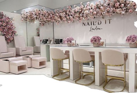 Aesthetic Nail Salon Interior, Nail Parlour Interior Design, Nailbar Design, Spa Nails Salon Interior Design, Nail Salon Decor Ideas Interior Design, Beauty Parlour Interior Design, Salon Decor Studio, Nail Parlour, Nail Salon Interior Design