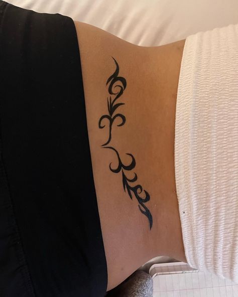 Henna Designs Lower Back, Henna On Lower Back, Henna Tattoo Stomach, Henna Designs On Stomach, Hip Henna Designs, Henna Designs Waist, Henna Designs Belly, Lower Back Henna, Spine Henna Tattoo