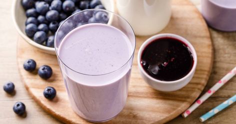 Homemade Blueberry Milk (yum!) - Nurtured Homes How To Store Blueberries, Oatmeal Blueberry Muffins Healthy, Homemade Blueberry Syrup, Blueberry Milkshake, Blueberry Milk, Blueberry Buttermilk Pancakes, Blueberry Tea, Jam Recipes Homemade, Lemon Blueberry Muffins