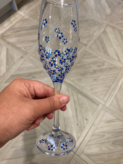 Things To Paint On Wine Glasses, Simple Wine Glass Painting, Wineglass Aesthetic Painting, Easy Wine Glass Painting Ideas, Cute Wine Glass Painting Ideas, How To Paint Wine Glasses, Wine Glass Painting Ideas Easy Simple, Easy Wine Glass Painting, Painted Wine Glasses Ideas Simple