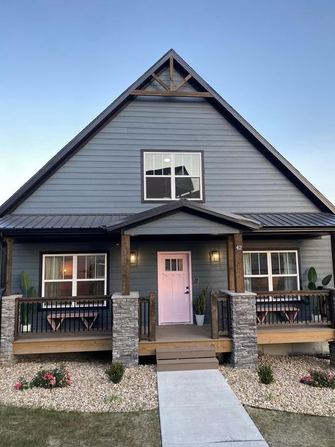 Gray Siding, Exterior Paint Schemes, Camp House, Exterior House Color, Home Exterior Makeover, Charleston Homes, Farm House Colors, Grey Houses, Exterior Paint Colors For House