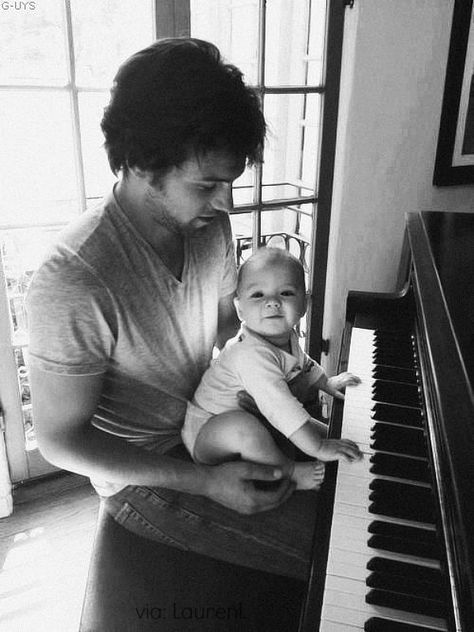 Father + baby + piano = perfect picture moment! #photoshoot #music Foto Baby, First Time Moms, Family Goals, The Piano, 인물 사진, Father And Son, Future Kids, Family Love