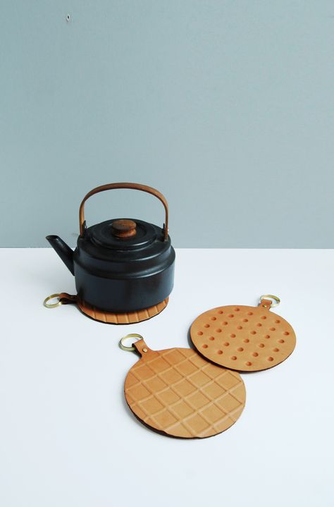 Leather Kitchen, Packaging Ideas Business, Presents For Men, Cheap Gifts, Inexpensive Gift, Leather Projects, Simple Gifts, Leather Diy, Trivets