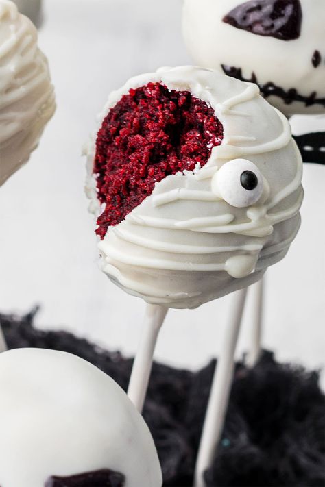 A cake pop with an eyeball and a bite out of the corner showing red velvet cake. Red Velvet Cakeballs, Scary Cake Pops, Halloween Cake Balls, Eyeball Cake Pops, Cake Pop Flavors, Red Velvet Cake Pops, Cake Pop Holder, Candy Wafers, Halloween Cake Pops