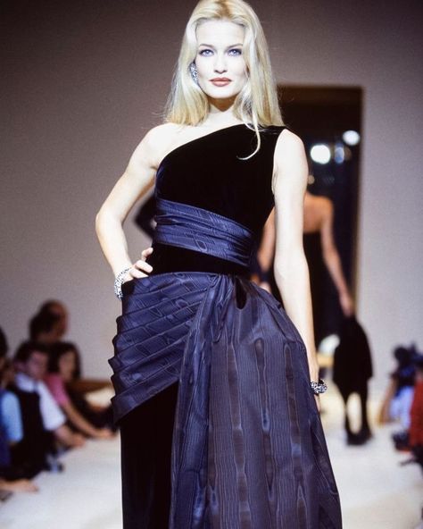 Karen Mulder, Givenchy Couture, Runway Gowns, 90s Runway Fashion, Runway Fashion Couture, Elegant Moments, Gowns Of Elegance, Blackpink Fashion, Fashion Poses