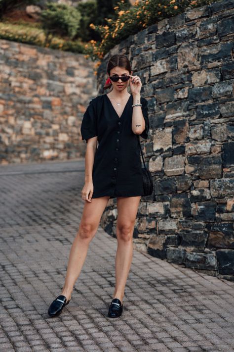 Travel Outfit: Black Dress and Mule Sandals || Summer Outfit 2018  LBD, Mules, Mule Sandalen, casual chic, Abendoutfit, Sommeroutfit, Reise Outfit, Modeblog Loafers And Dress Outfit, Mules Outfit Summer, Mule Outfits Women, Black Mules Outfit, Mule Outfits, Loafers Outfit Summer, Mule Outfit, Black Loafers Outfit, Mules Outfit