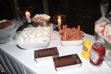 Diy Wedding Reception Food, Party Food Easy Cheap, Campfire Birthday Party, Outdoor Night Wedding, Backyard Bbq Wedding, Smores Party, Campfire Party, Diy Backyard Wedding, Hot Dog Bar