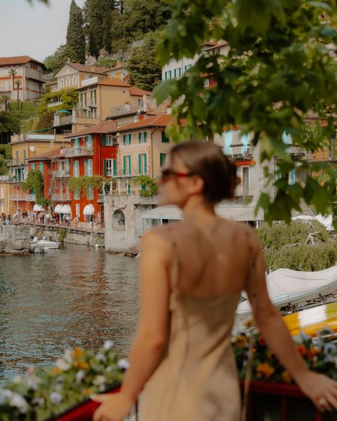 Europe Photo Inspiration, Photoshoot In Italy, Photo Inspo Italy, Lake Como Summer Outfit, Family Photos In Italy, Lake Como Pictures, Lake Como Photography, Como Italy Photo Ideas, Lake Como October Outfit