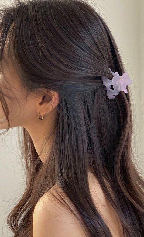 hair strand thinning How To Style Hair With Small Claw Clip, Small Hair Claw Hairstyles, Small Hair Claw Clip Hairstyles, Matt Brown Hair, Hairstyles With Small Clips, Small Clip Hairstyles, Small Hair Clips Hairstyles, Small Claw Clip Hairstyles, Small Hair Claw