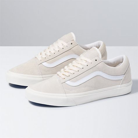 Pig Suede Old Skool | Shop Shoes At Vans Vans Original, Vans Store, Look Formal, White Vans, Classic Shoes, Vans Classic, Vans Old Skool, Womens Vans, Side Stripe