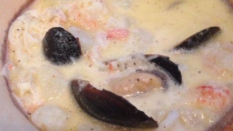 This creamy potato and seafood chowder is loaded with shrimp, clams, and salmon. Serve on a cold evening with a big chunk of crusty bread. Seafood Chowder Recipe, Crab Chowder, Chowder Recipes Seafood, Creamy Crab, Bisque Recipe, Seafood Chowder, Chowder Recipe, Canadian Food, Creamy Potato