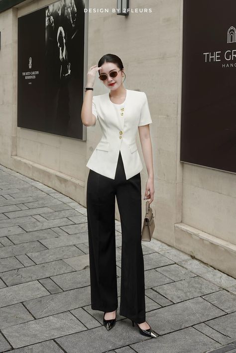 Korea Office Outfit, Formal Black And White Outfits Classy, Formal Attire Outfit, Gaun Dress, All Black Suit, Ootd Korean Style, Black Pants Outfit, Simple Casual Outfits, Briefcase Women