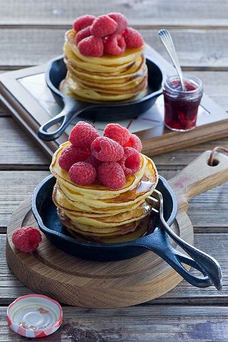 Cast Iron Skillets, Decorações Com Comidas, Mini Pancakes, Pancakes Easy, Iron Skillets, Köstliche Desserts, Food Platters, Mini Foods, Food Presentation