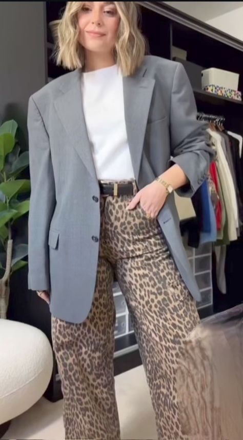 Animal Print Office Outfit, Printed Blazer Outfit, Print Blazer Outfit, Dinner Date Outfit Fall, Leopard Jeans Outfit, Look Hippie Chic, Night Out Outfits, Elegant Classy Outfits, Chique Outfit