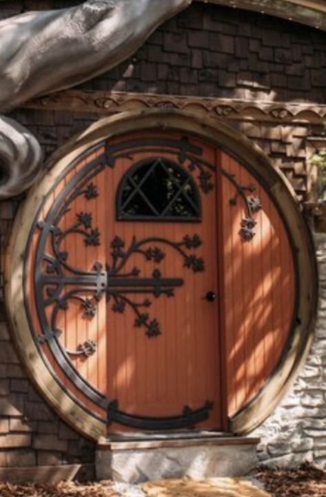 Hobbit Home Interior Design, Hobbit Style House, Hobbit Furniture, Circle Door, Hobbit Interior, Diy Hobbit House, Hobbit Homes, Hobbiton Aesthetic, Hobbit Room