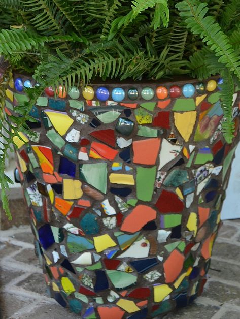 Pique Assiette mosaic flower pot dark gray grout Mosaic Plant Pots, Pot Mosaic, Mosaic Plant, Colored Grout, Mosaic Pot, Mosaic Planters, Mosaic Tiles Crafts, Tile Artwork, Mosaic Pots