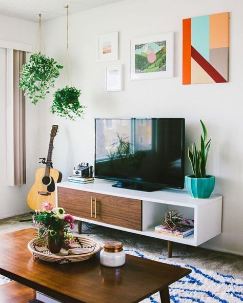 Modern tv stand design ideas for small living room 13 Ruang Tv, Small Modern Living Room, Apartment Decorating On A Budget, Apartment Living Room Design, Casa Vintage, Small Living Room Decor, Trendy Living Rooms, Small Apartment Decorating, Apartment Decorating