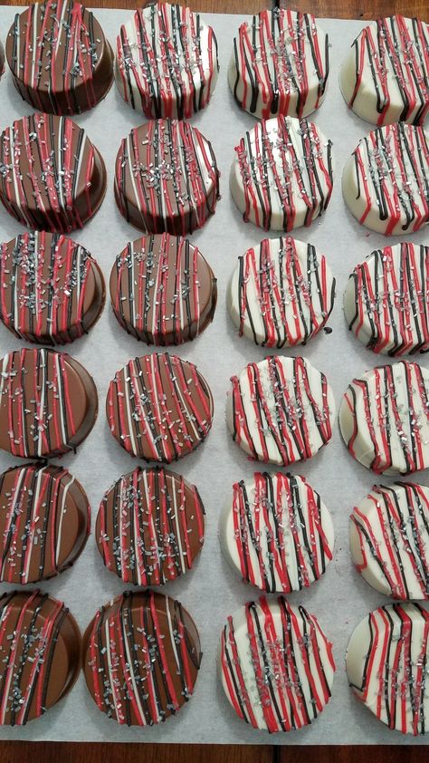 Chocolate covered oreo Oreo Pucks, White Oreos, Bf Bday, Graduation Party Treats, White Chocolate Covered Oreos, Black Dessert, Dipped Oreos, Red Cake, Covered Oreos