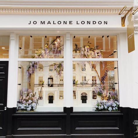 Jo Malone Store, Beauty Shop Decor, Spring Window Display, Retail Store Interior Design, Pharmacy Design, Covent Garden London, Retail Store Interior, Spring Window, Spring Scents